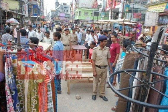 Vendors encroaches footpath leading to traffic risk 